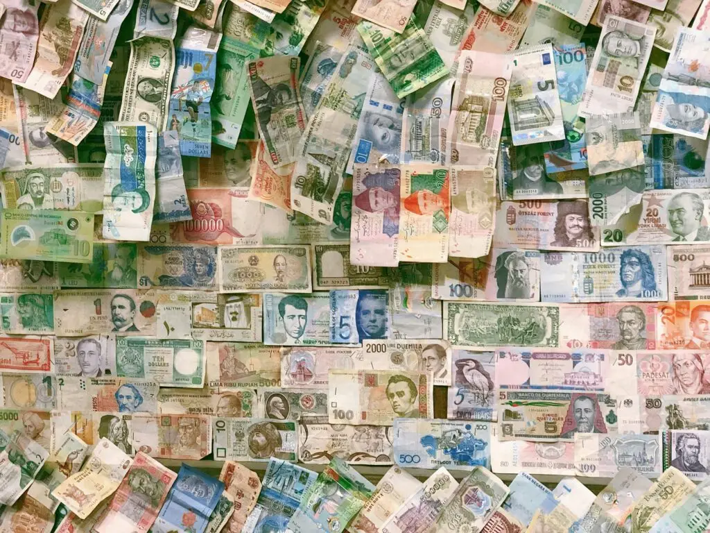 Kolaž papirnatih novčanica različitih svjetskih valuta